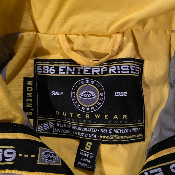 686 Women’s Snowboard Jacket - Picture 3 of 3